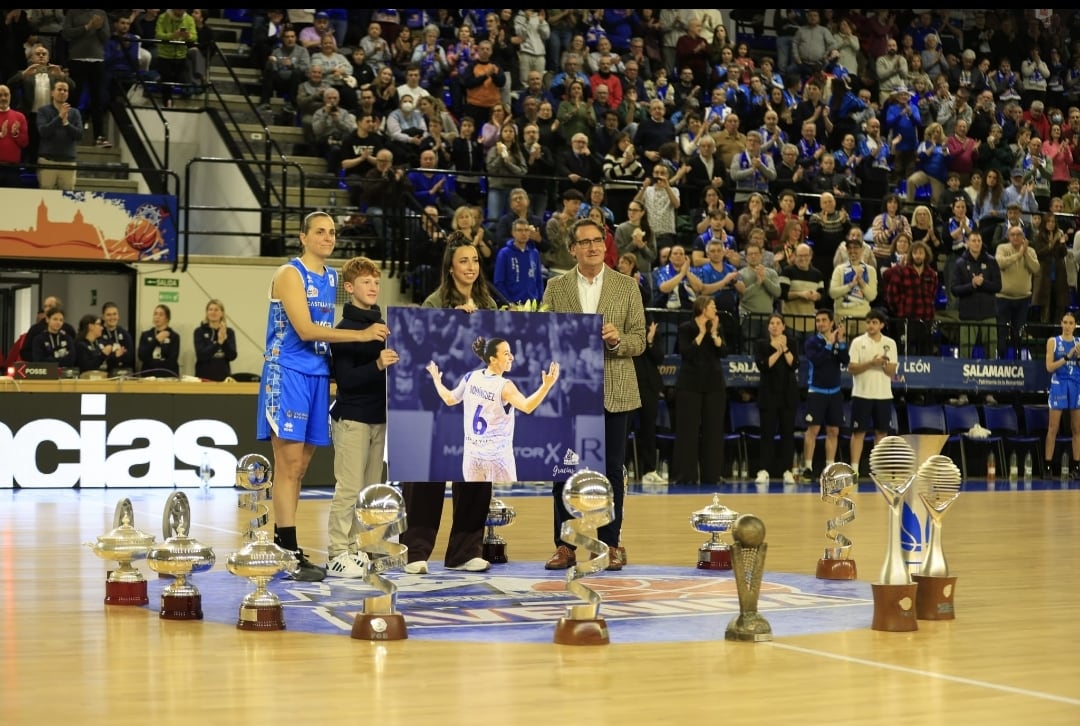 Silvia Domínguez recibe junto a Jorge Recio, Andrea Vilaró y su hijo el reconocimiento de todo el club perfumero/Álex López