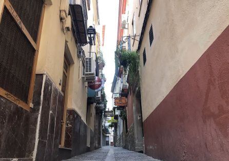 Una de las calles de la zona de las tascas de la capital.