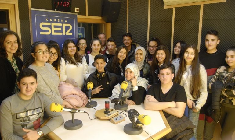 Alumnos del IES Ciudad de Algeciras visitan los estudios de Radio Algeciras