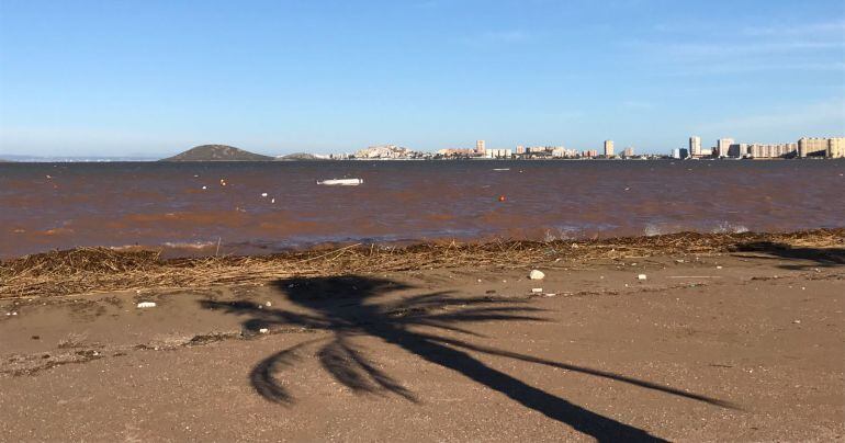 Estado del mar Menor al día siguiente del temporal de lluvias e inundaciones que sucedieron en los municipios ribereños. Fotografía tomada desde Playa Paraíso