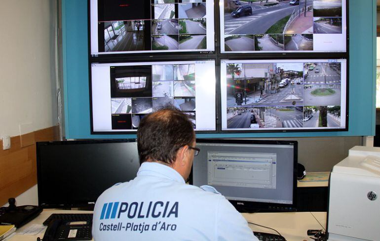 Els agents utilitzen les càmeres per controlar els cotxes sospitosos.