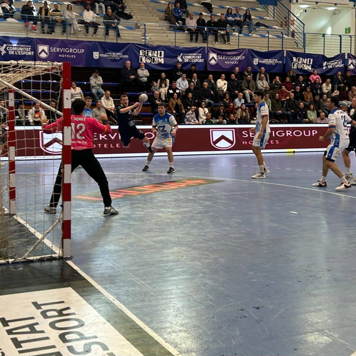 El Balonmano Servigroup Benidorm se regala una tarde plácida en el Palau