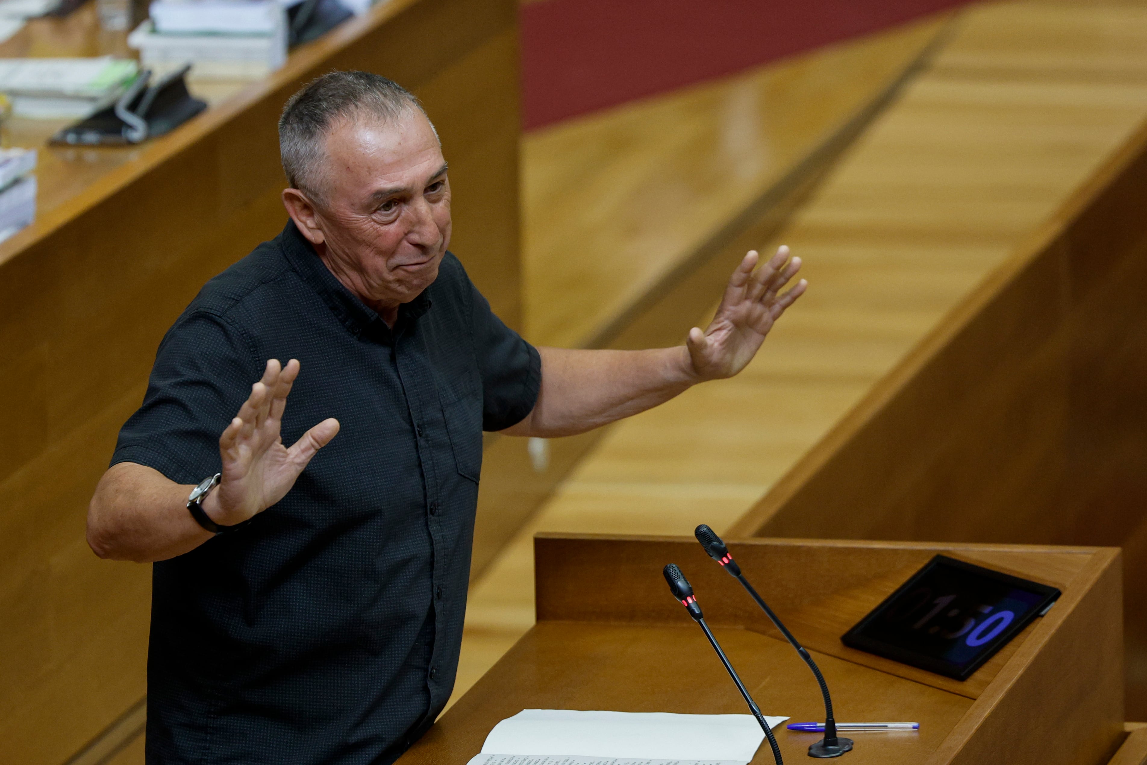 El sindic de Compromís, Joan Baldoví, durante una intervención en la sesión de control de Les Corts Valencianes al president de la Generalitat, Carlos Mazón, EFE/Kai Försterling