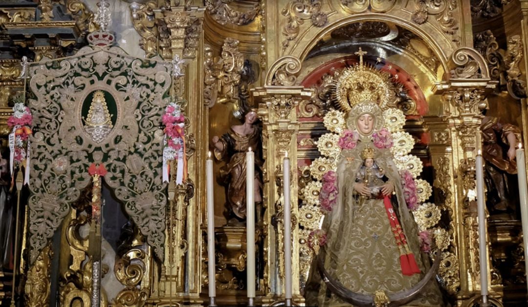 El Simpecado de la Hermandad del Rocío de Sevilla junto a la talla de la Virgen