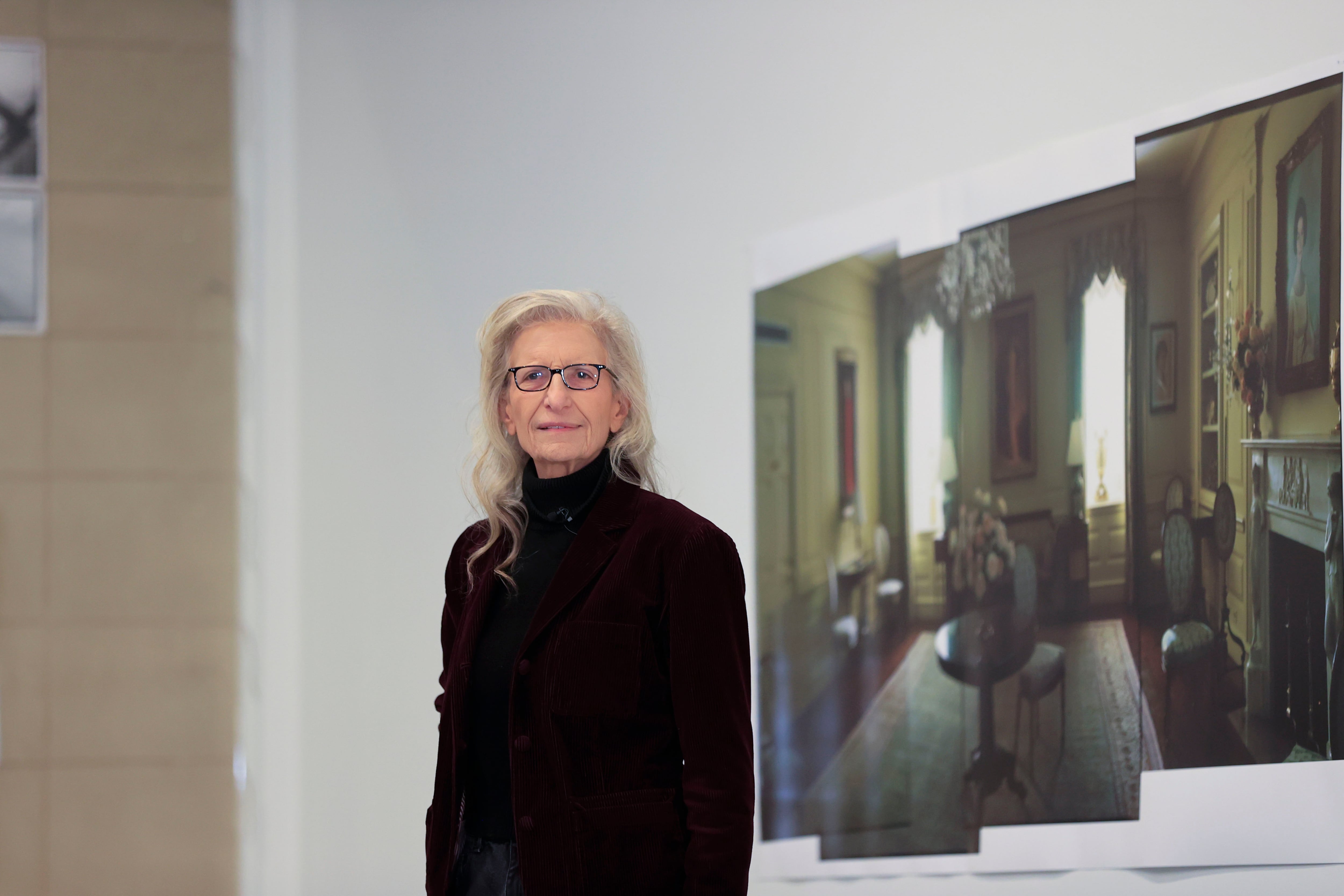 A CORUÑA, 21/11/2025.- La fotógrafa Annie Leibovitz -autora de los retratos de los Reyes que cuelgan en el Banco de España- presenta 'Wonderland', la primera exposición retrospectiva de su obra que se realiza en España y la primera que la Fundación Marta Ortega Pérez (MOP) dedica a una mujer vinculada al mundo de la moda, este viernes en A Coruña. EFE/Cabalar