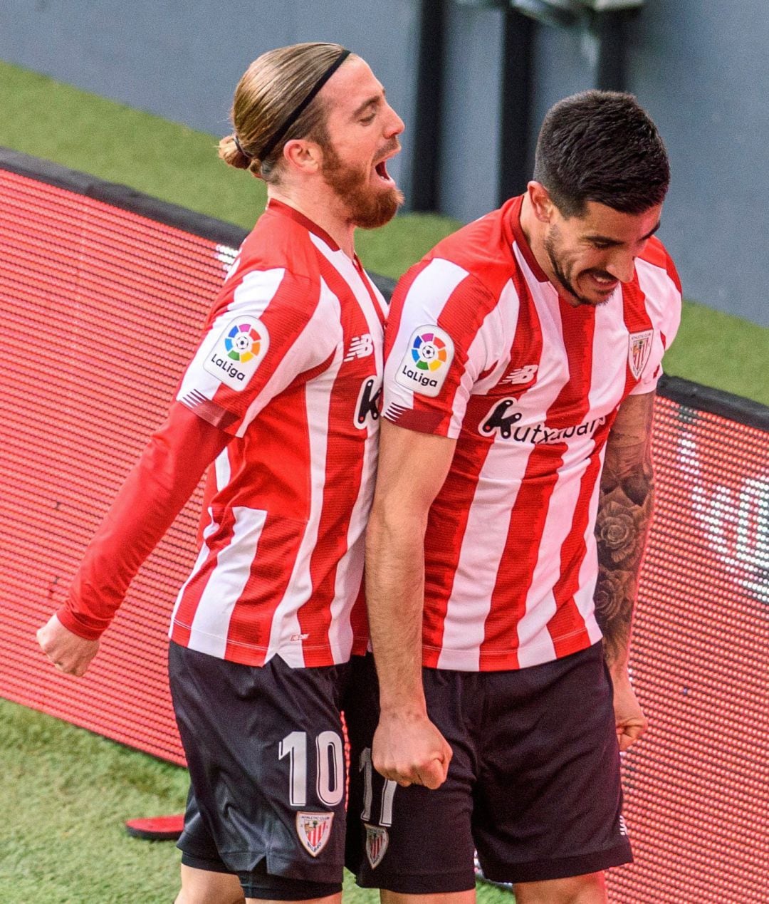 El jugador del Athletic Club de Bilbao Yuri Berchiche (d) celebra con su compañero Iker Muniain tras marcarle un gol al Eibar durante el partido de LaLiga celebrado este sábado en el estadio de San Mamés en Bilbao