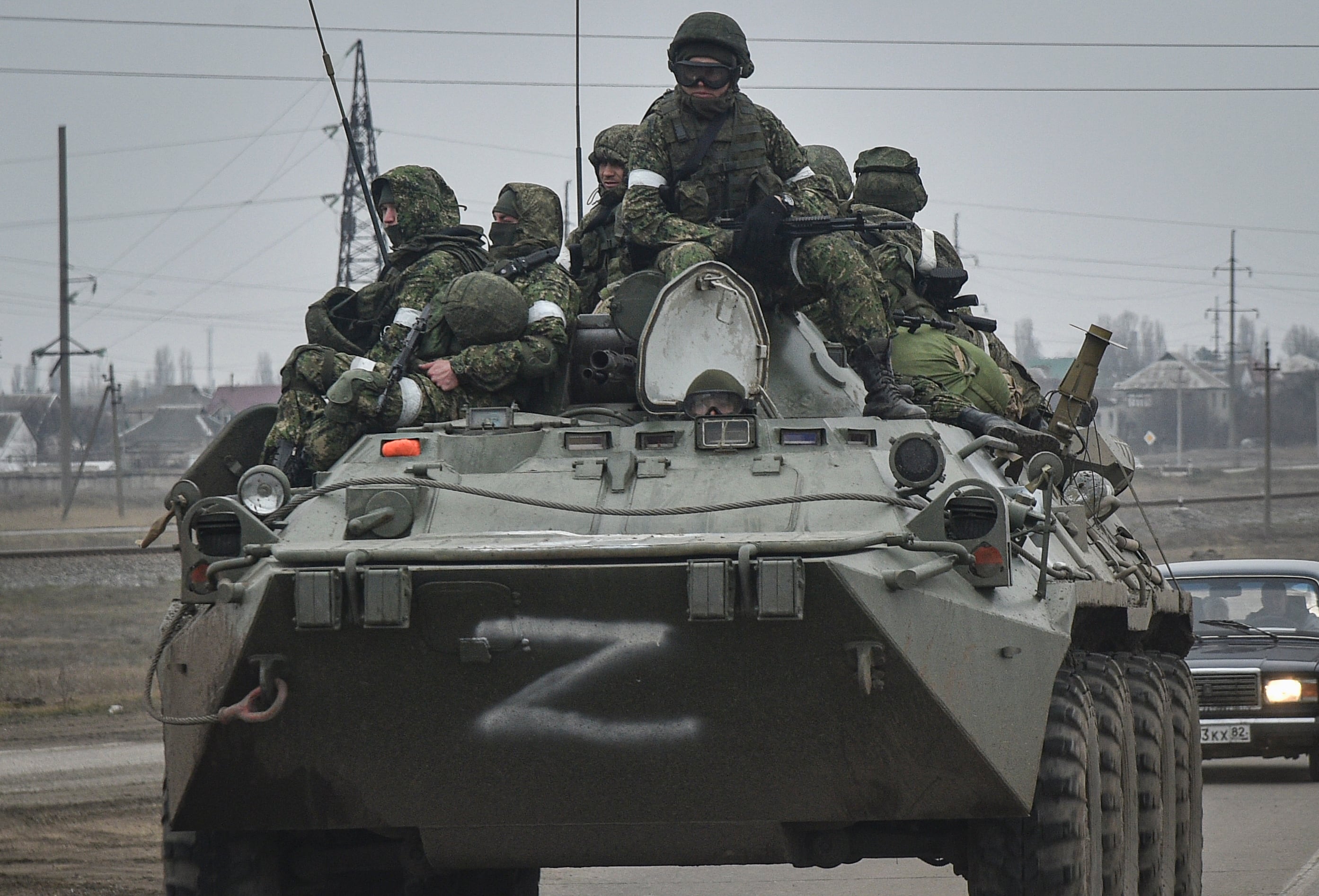 Soldados del ejército ruso, a bordo de un vehículo blindado de transporte de personal BTR-80.