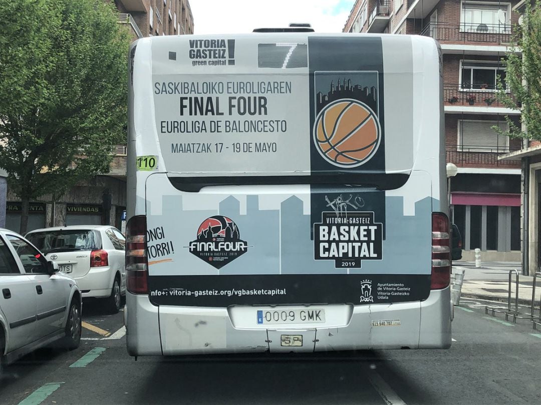 Anuncio de la Final Four en un autobús urbano.