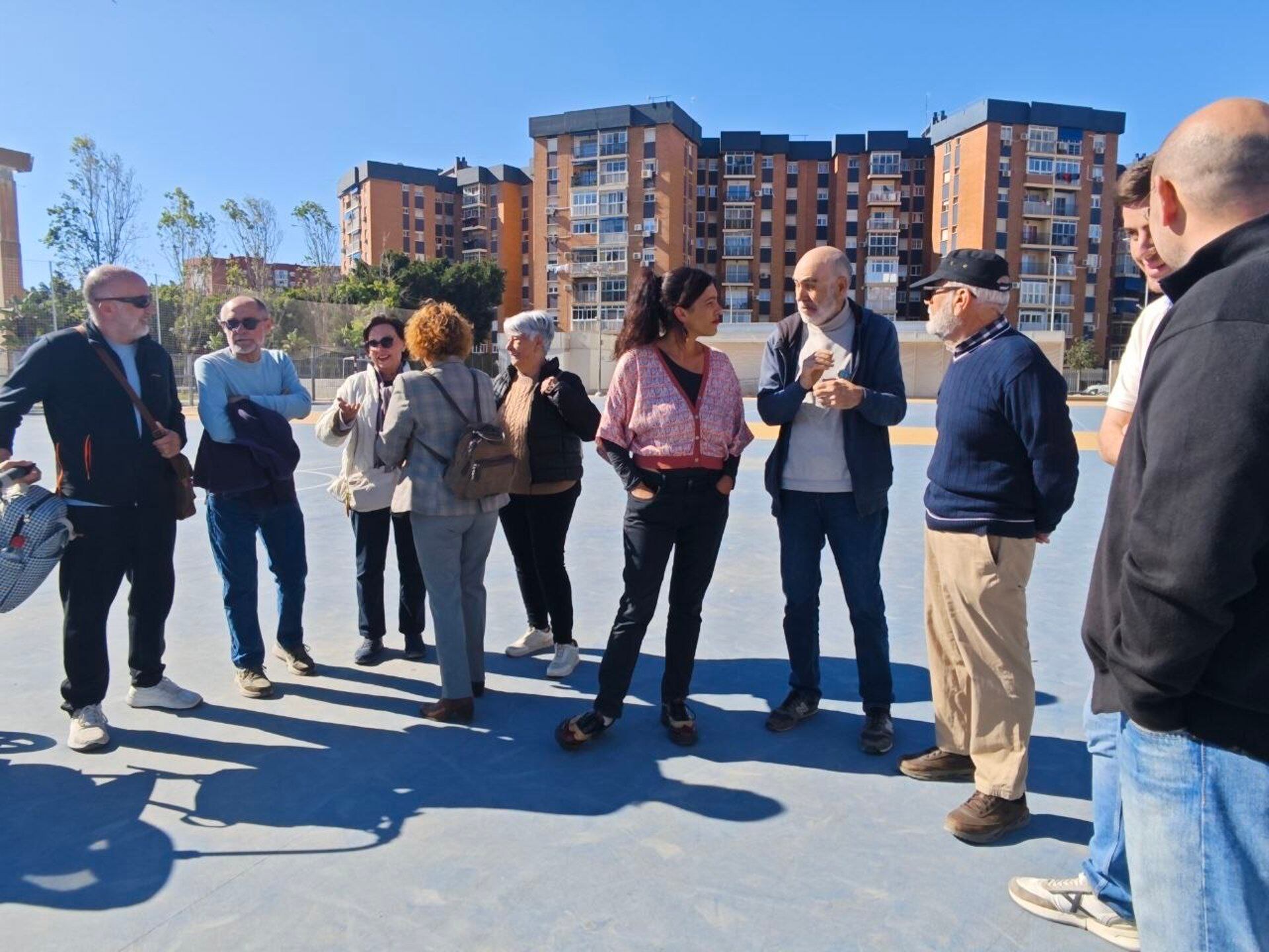 La portavoz adjunta del grupo municipal Con Málaga, Toni Morillas, en las pistas deportivas del Parque del Oeste, junto a vecinas y vecinos del Movimiento Vecinal Parque del Oeste