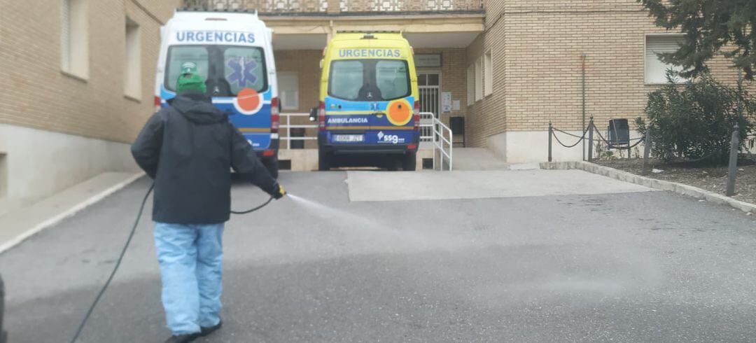 Operarios desinfectando cerca de un centro sanitario en Alcalá la Real.