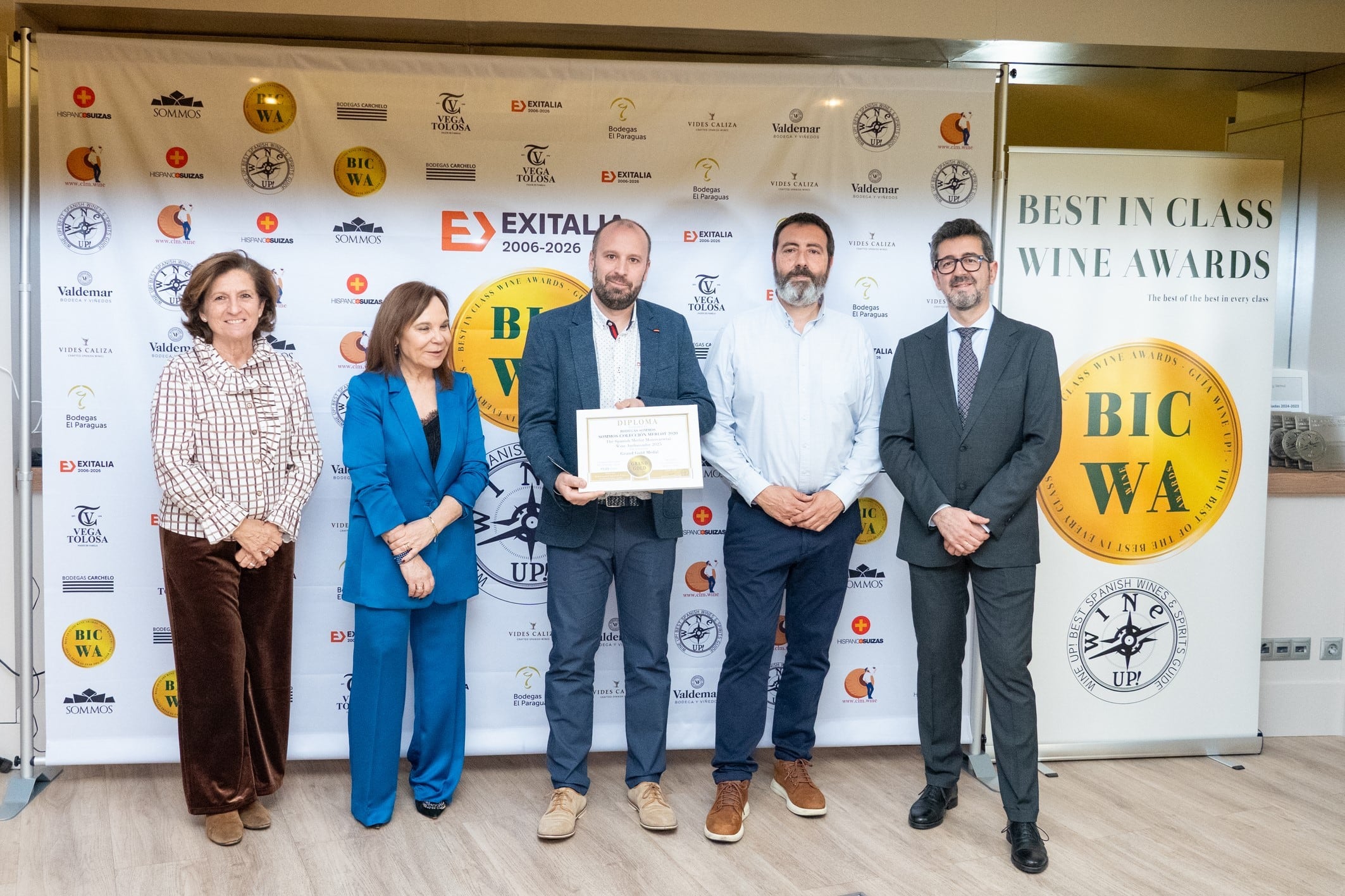 Momento de la entrega del reconocimiento. Foto: Bodega Sommos
