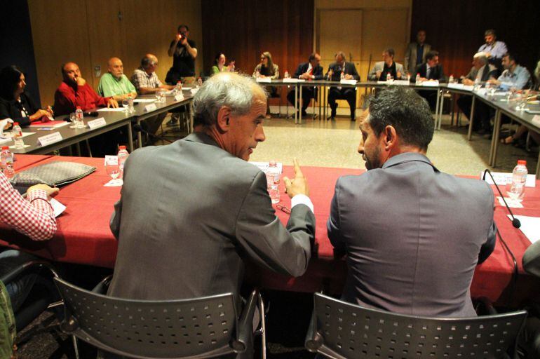 El cap de Govern, Antoni Martí, conversa amb el president del Grup mixt, Pere López, abans d'iniciar-se la reunió entre el Govern, els integrants del pacte per Europa i els agents socioeconòmics per avançar en l'acord amb l'UE.