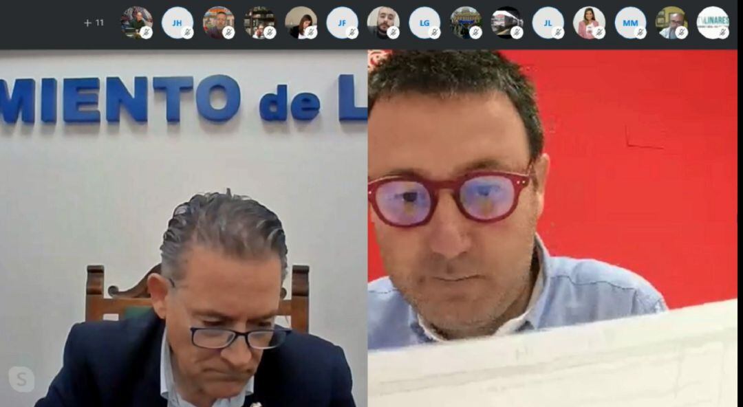 Raúl Caro escucha la intervención de Daniel Campos (PSOE) en el pleno