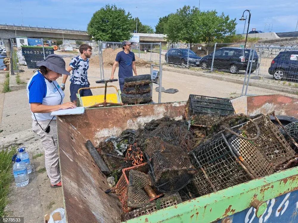 Parte de los restos recogidos en la ría de Vigo