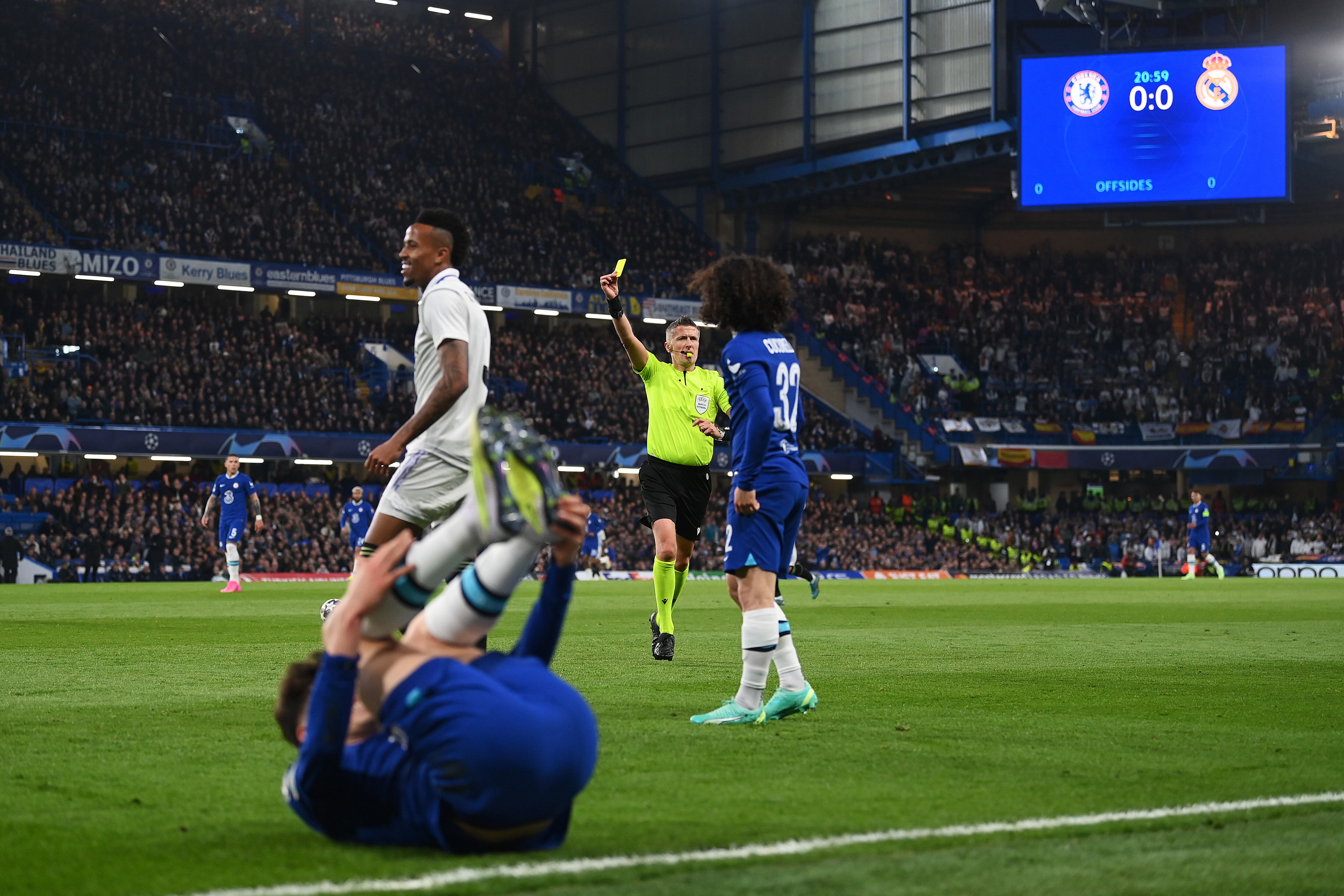 Orsato sanciona a Militao tras hacerle falta a Havertz.