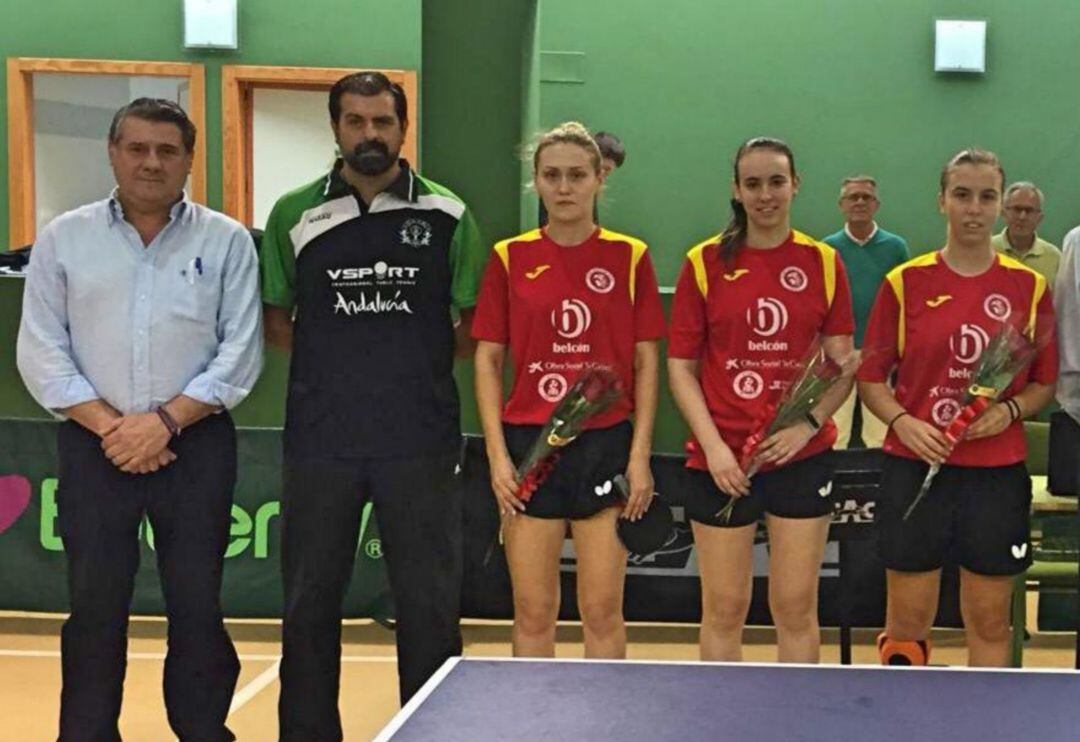 Javi Galán, Anastasiya, Rosalia y Mercedes en el primer partido de liga del equipo jerezano en la División de Honor Nacional Femenina