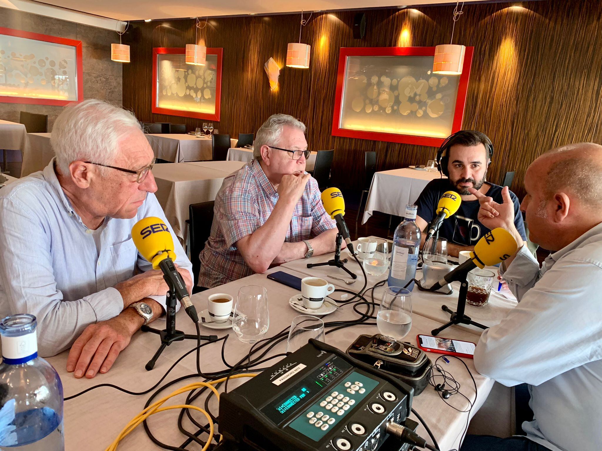 Rafa Quirós, Enzo Ferrero, David González y Manfredo Álvarez en la tertulia de SER Deportivos Gijón desde el restaurante Bellavista.