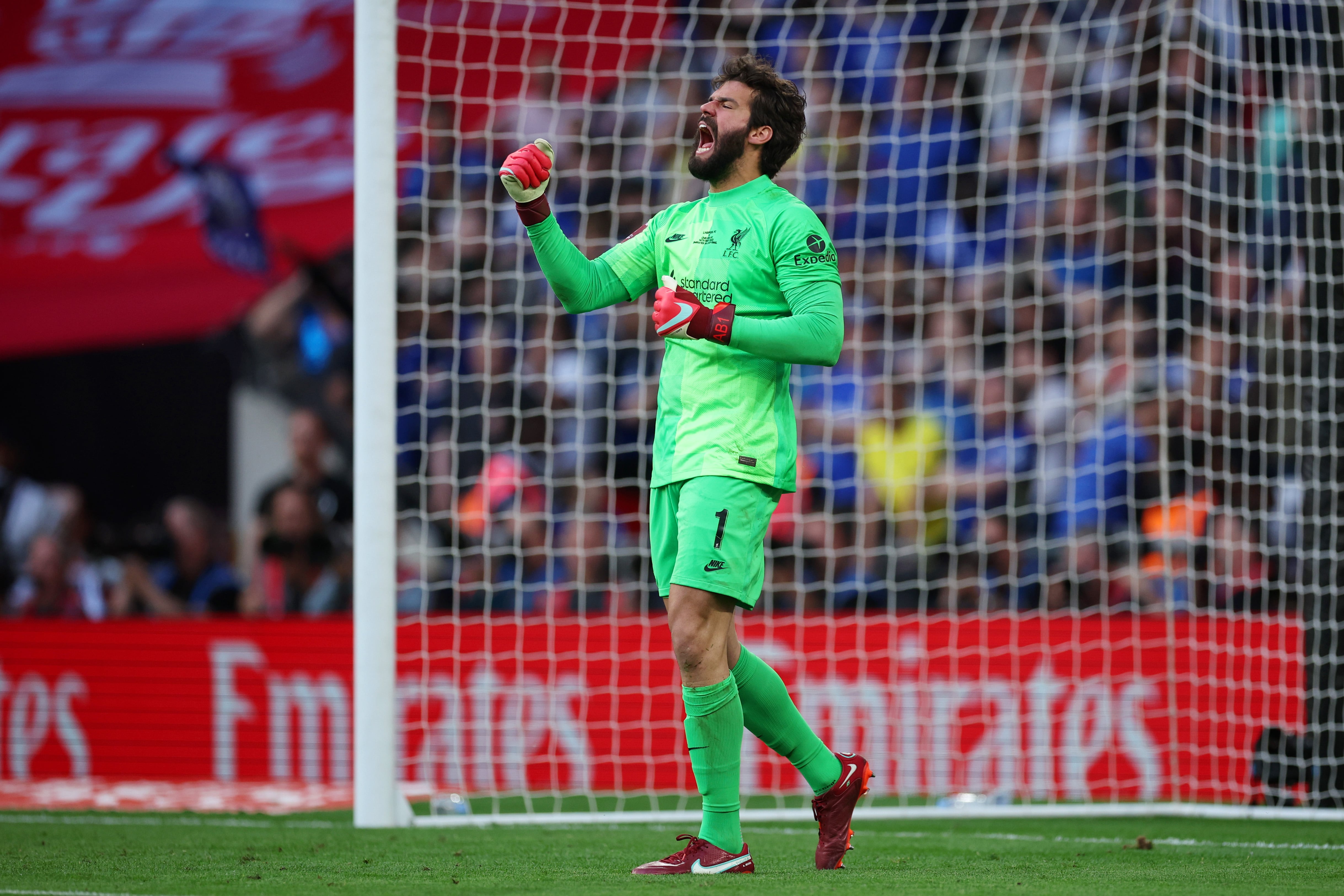 Alisson Becker, portero del Liverpool, celebrando el fallo del Chelsea en la final de la FA Cup