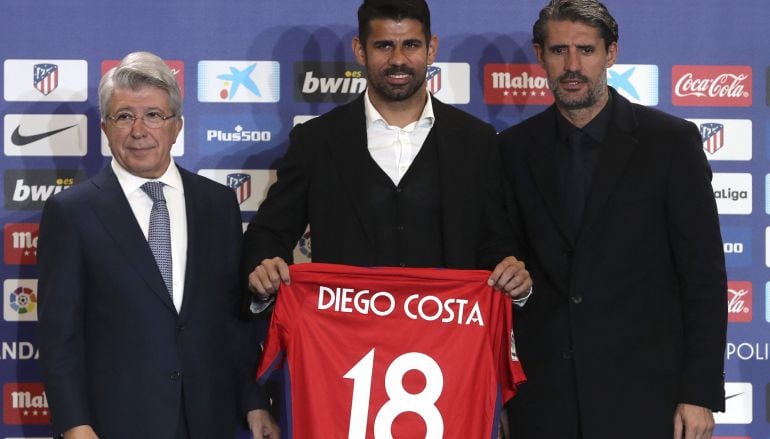 El jugador hispano-brasileño Diego Costa, acompañado por el presidente del Atlético de Madrid, Enrique Cerezo, y por el director deportivo del equipo colchonero, José Luis Pérez Caminero.