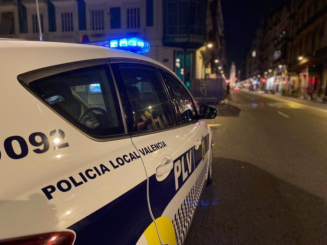 Un cohe de la Policía Local recorre las calles de València. 