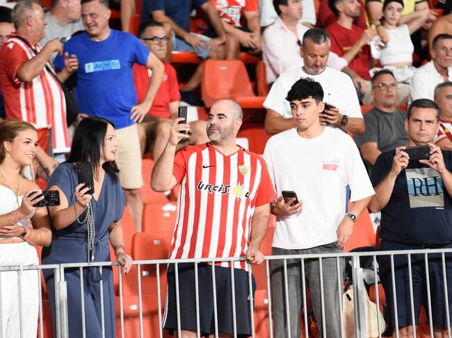 Aficionados del Almería en la primera fila de Tribuna.