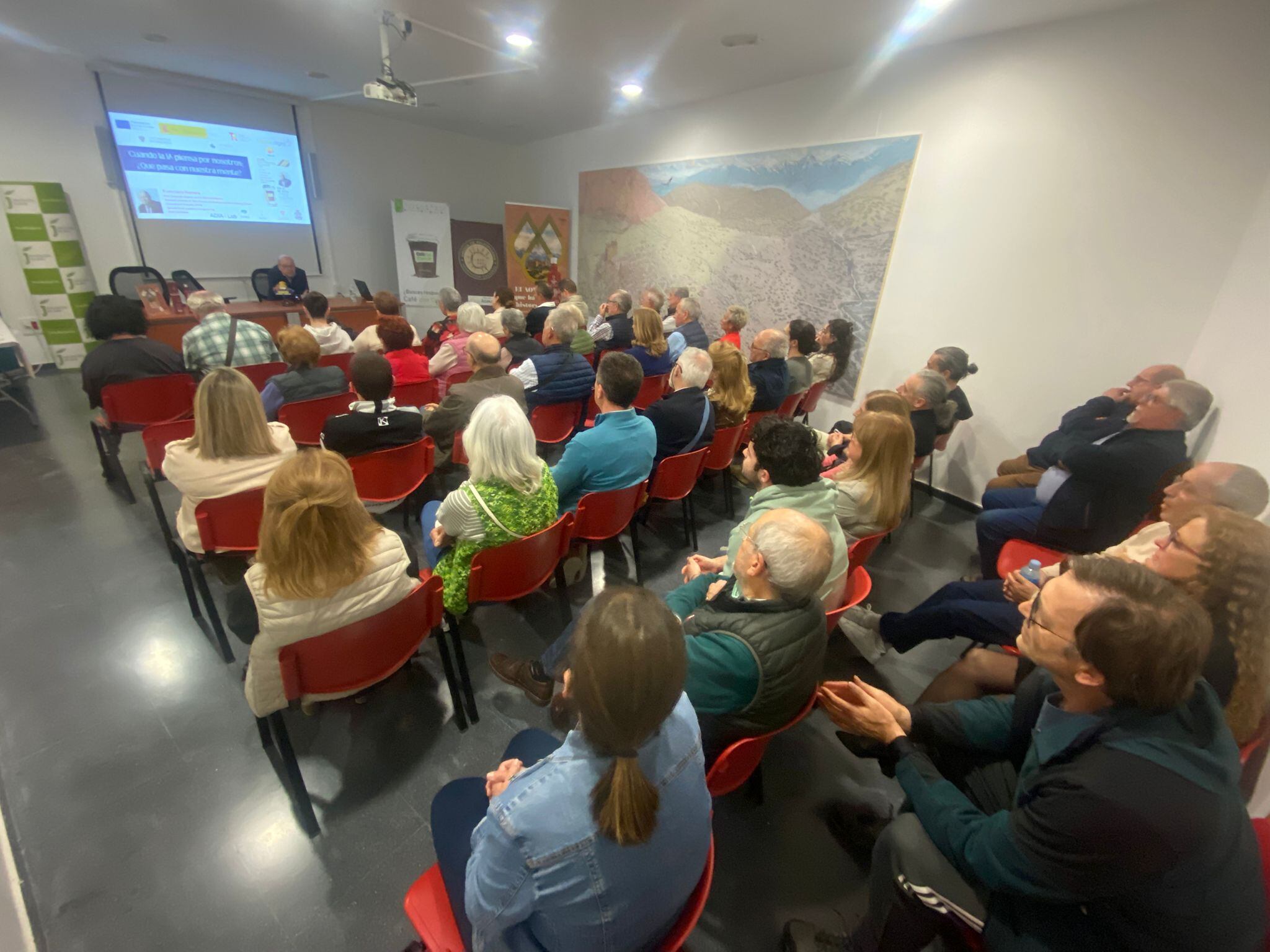 Momento de la charla, con el público asistente