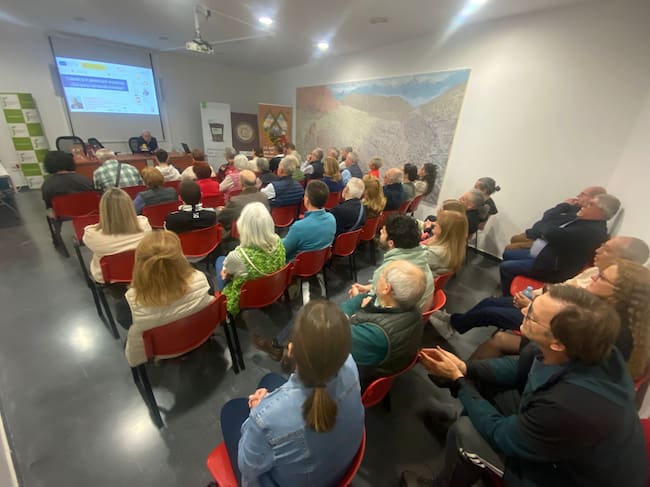 Momento de la charla, con el público asistente