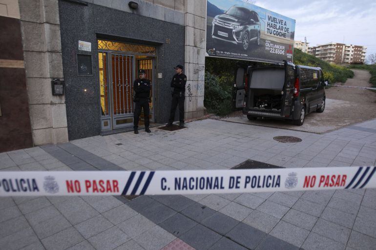 Agentes de la policía en el portal del Paseo de la Estación de Salamanca, donde esta tarde una mujer de unos 30 años ha aparecido muerta en una vivienda del sexto piso.