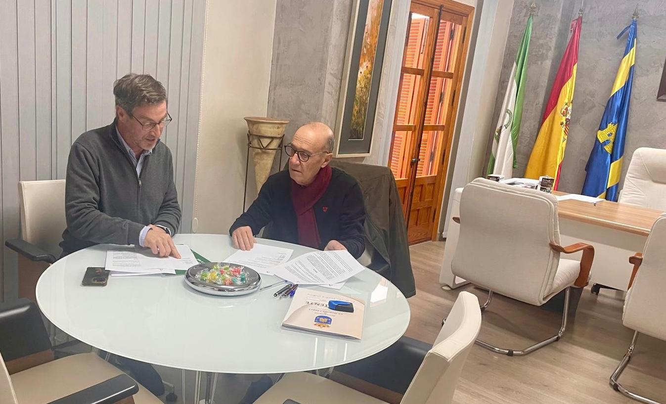 De izqda a dcha, el delegado de Fomento de la Junta en Jaén, Miguel Contreras, y el alcalde de La Guardia, Juan Morillo.