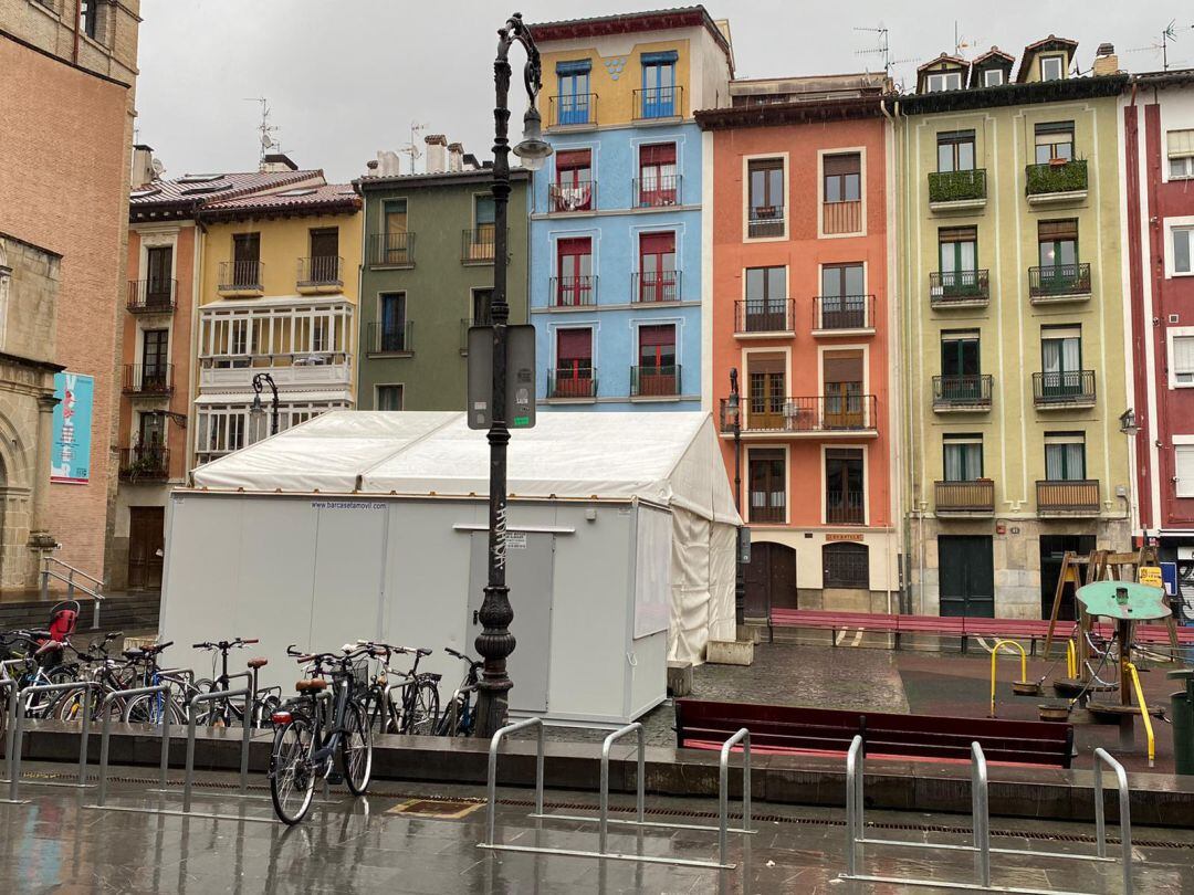 Jaima instalada en la plaza Compañía para albergar terrazas de los bares de la calle Calderería.