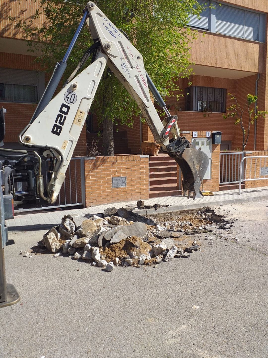 Obra realizada por el Ayuntamiento junto a una de las viviendas &quot;okupadas&quot;.