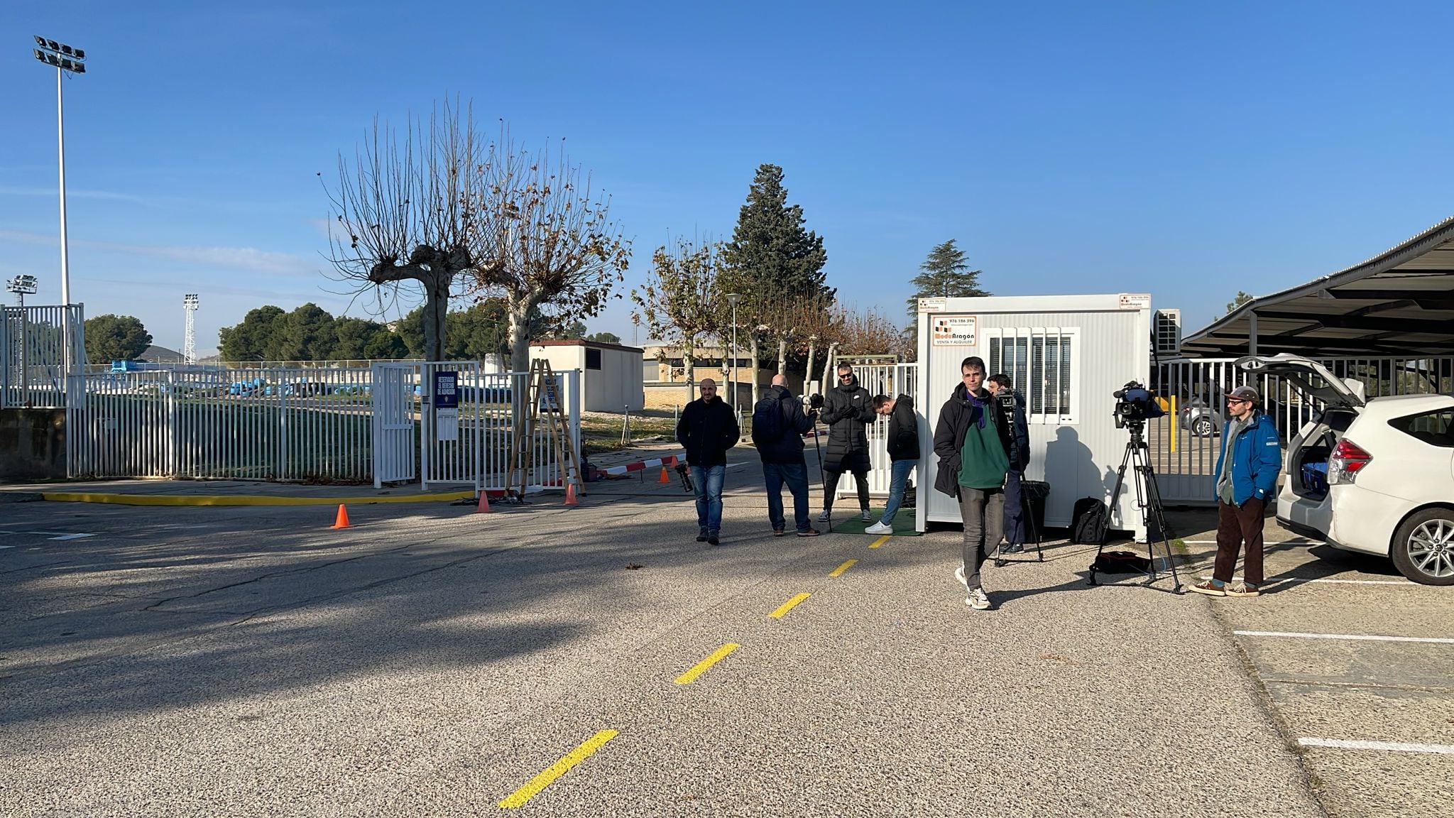 La prensa espera en las puertas de la Ciudad Deportiva de Aragón la decisión del entrenador del Real Zaragoza.