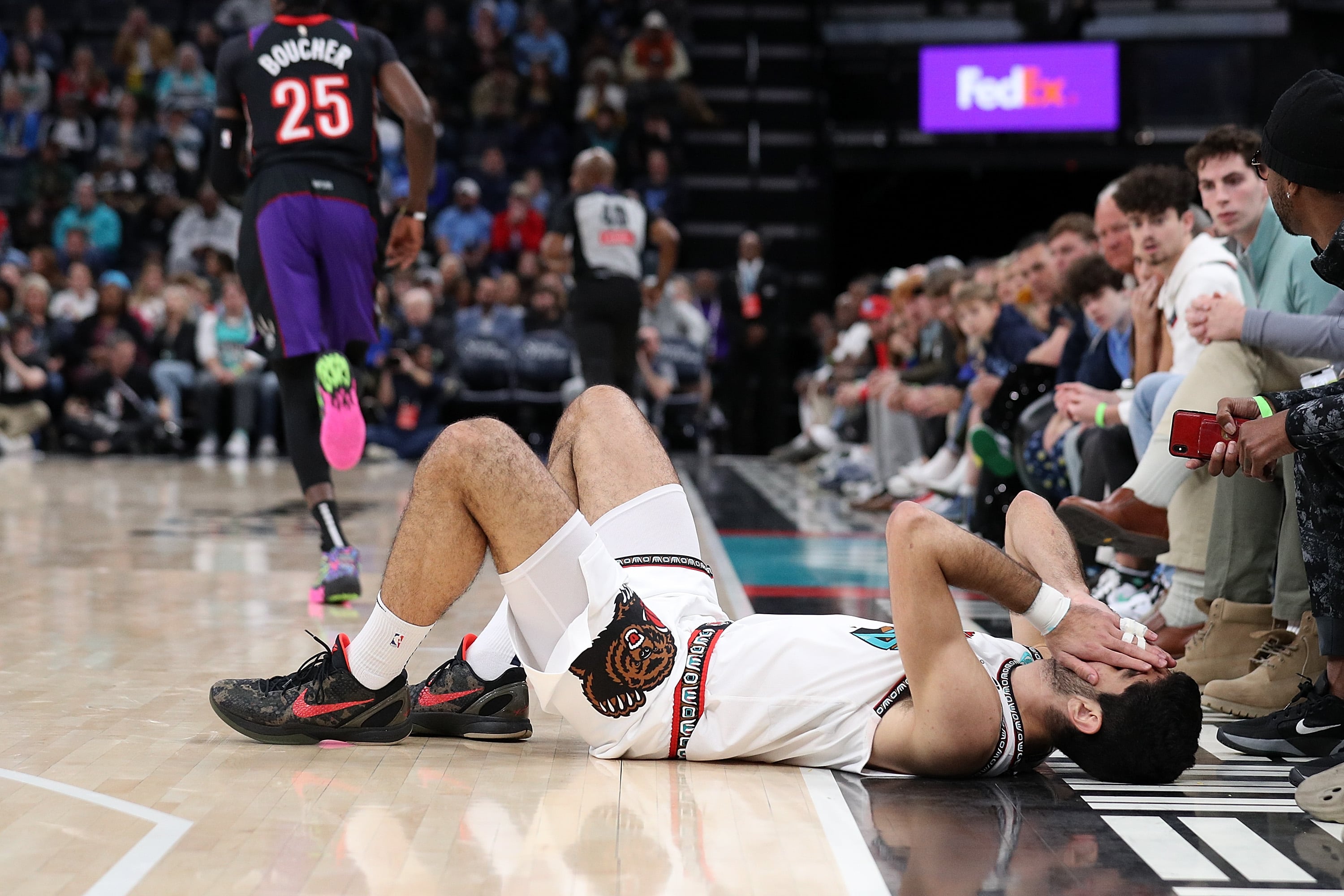 Santi Aldama se duele del tobillo durante el Memphis Grizzlies-Toronto Raptors