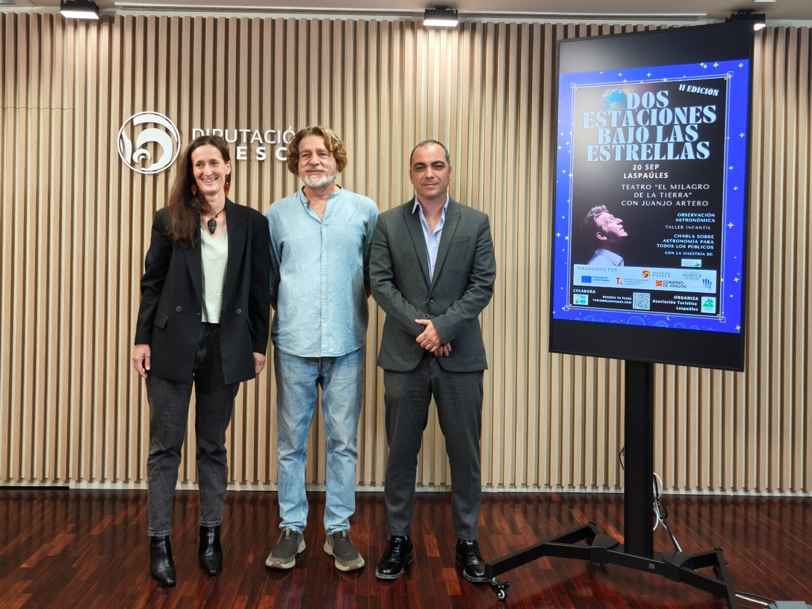 El actor Juanjo Artero, junto a Beatriz Francés y Carlos Sampériz en la presentación de Dos estaciones bajo las estrellas