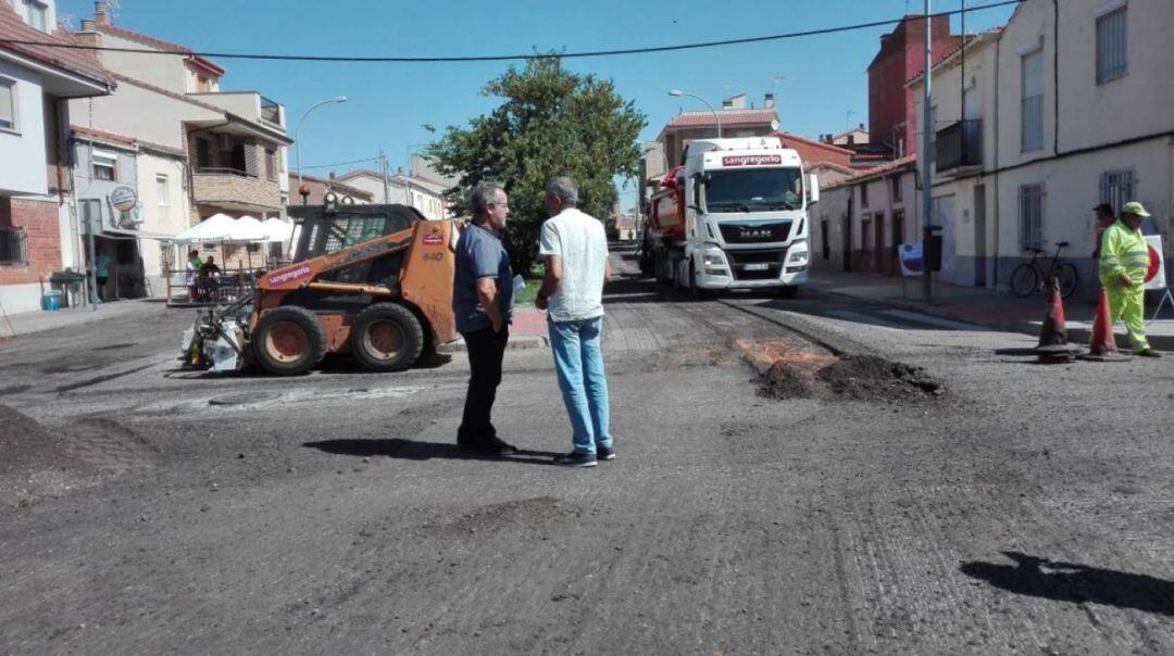 El alcalde de Zamora, Francisco Guarido, y el Concejal de Obras, Romualdo Fernandez, asisten al inicio del nuevo proyecto de asfaltado