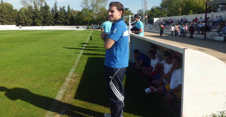 Rafa Perales en el banquillo del Baeza CF en una temporada anterior.