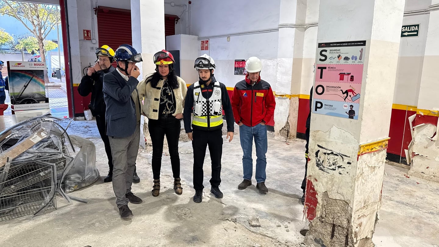 Lorena Orduna visitando in situ la situación de los edificios en Santa Clara