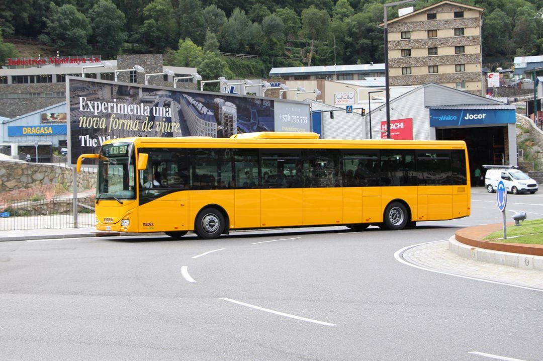 Un dels busos de les noves línies de transport interurbà.