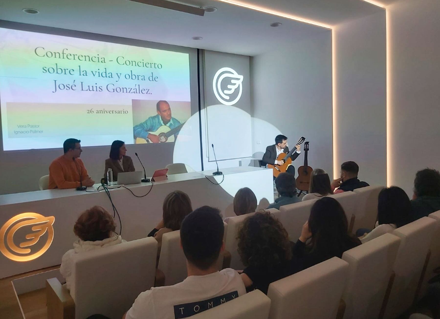 Nacho Palmer, interpretando algunos temas con arreglos de su abuelo, José Luis González, ante Vera Pastor y Joan Aracil
