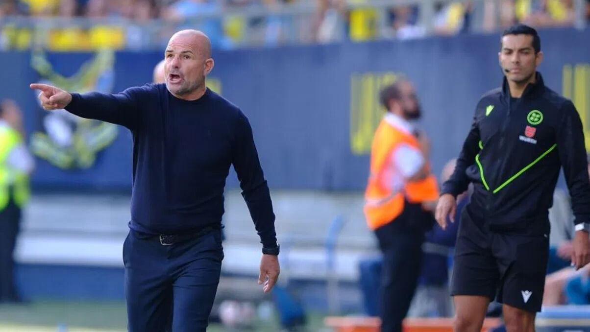 Paco López en el encuentro frente al Racing de Santander.