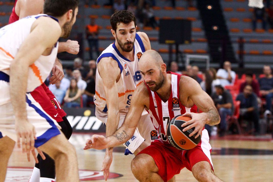 Piraeus (Greece), Vasilis Spanoulis of Olympiacos (R) in action against Guillem Vives of Valencia (L) during the Euroleague basketball match Olympiacos Piraeus vs Valencia Basket at Peace and Friendship Stadium in Piraeus, Greece, 11 October 2019. (Baloncesto, Euroliga, Grecia, Pireo) EFE, EPA. Georgia Panagopoulou