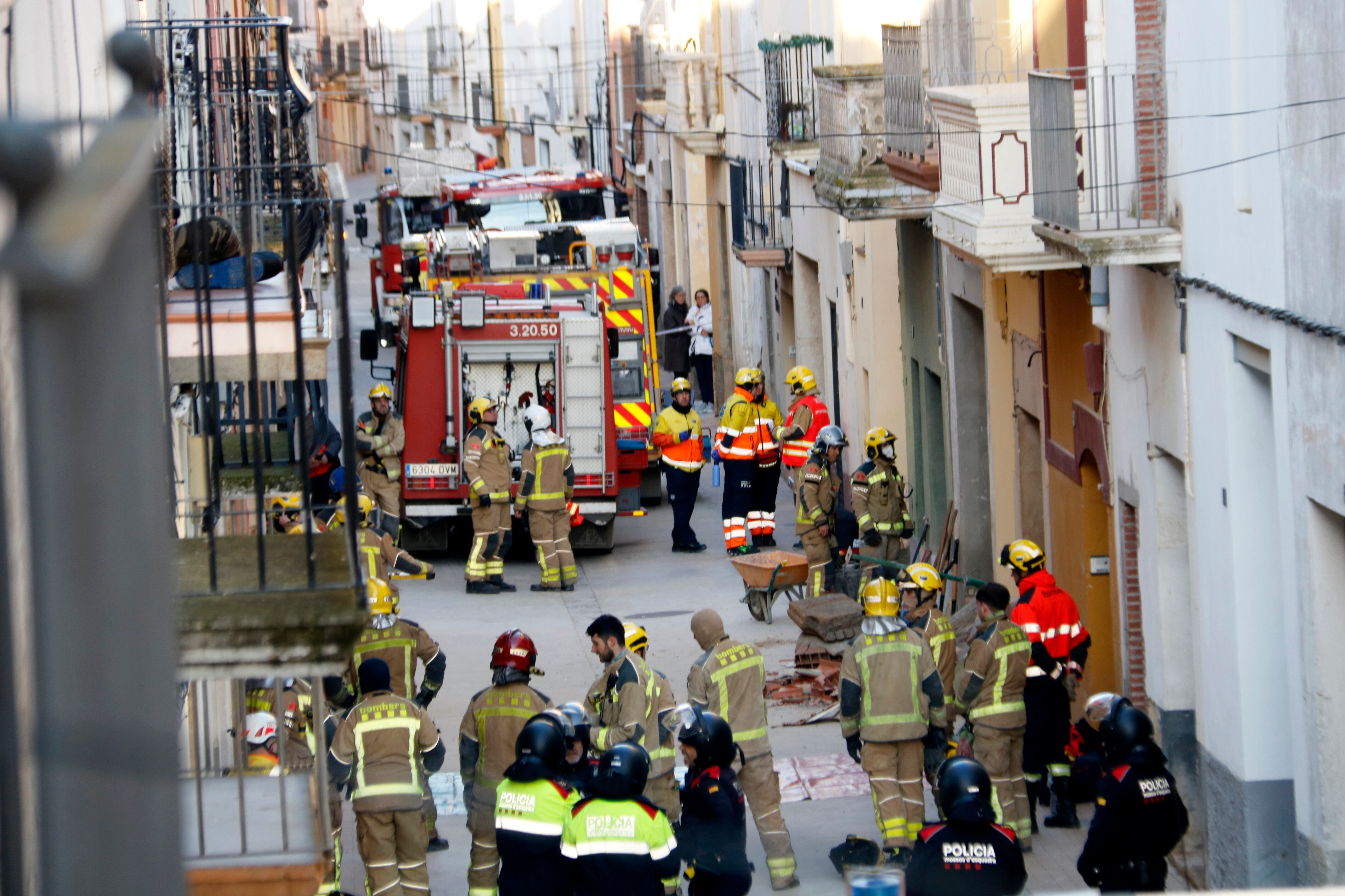 Els treballs per treure la persona que ha quedat més temps atrapada sota la runa de la casa de Vilanova de Bellpuig que s'ha enosrrat han requerit d'un fort desplegament d'equips d'Emergències. Foto: ACN.