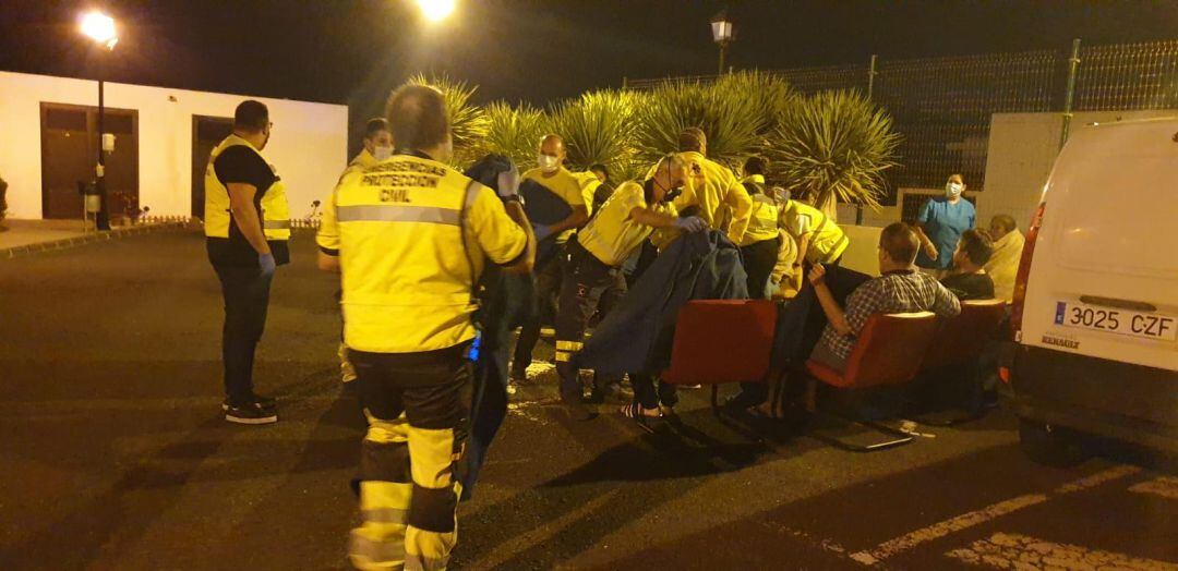 Evacuación de los pacientes de la Unidad de Rehabilitación Psicosocial Julio Santiago Obeso.