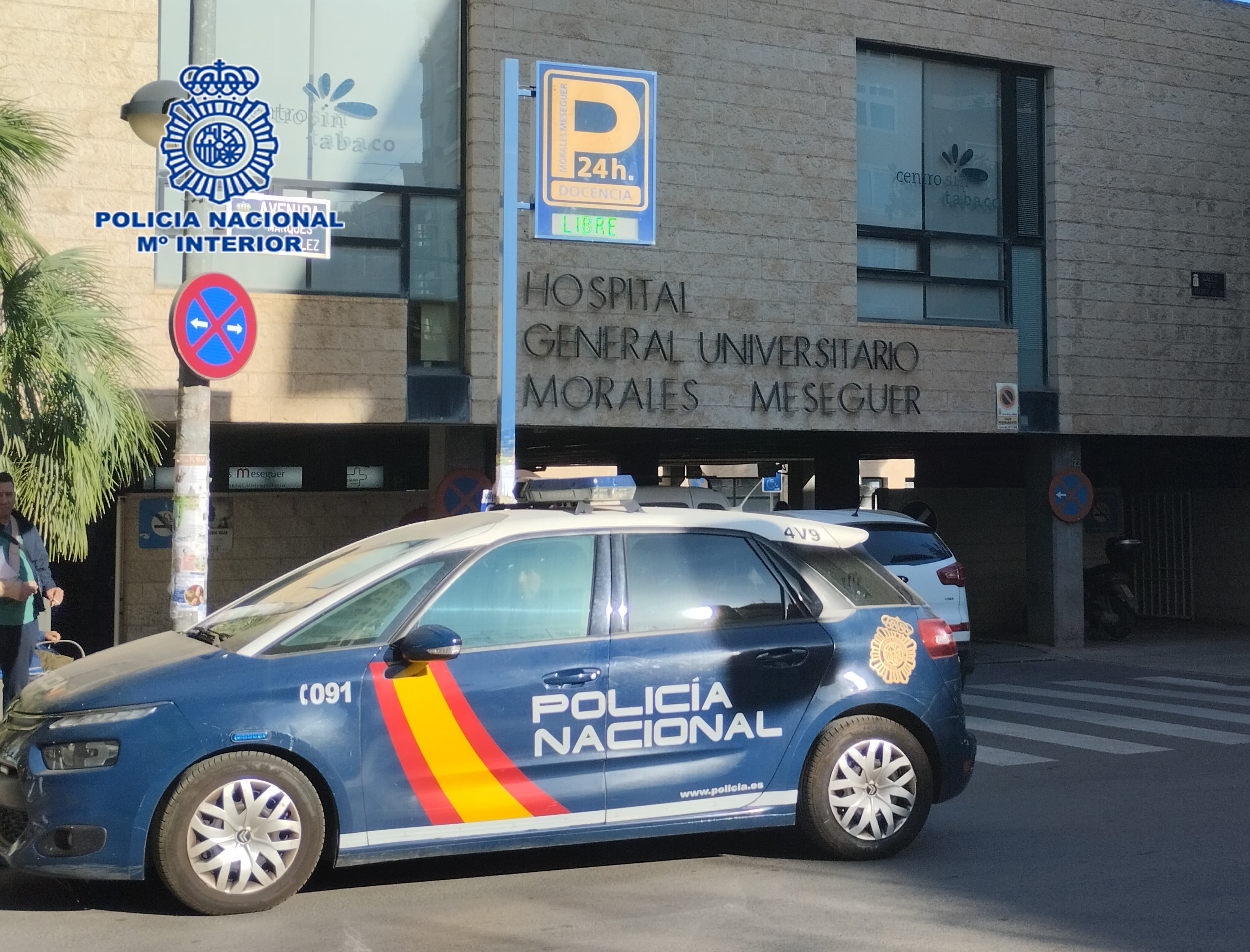 Un coche de la Policía Nacional frente al hospital Morales Meseguer, en Murcia