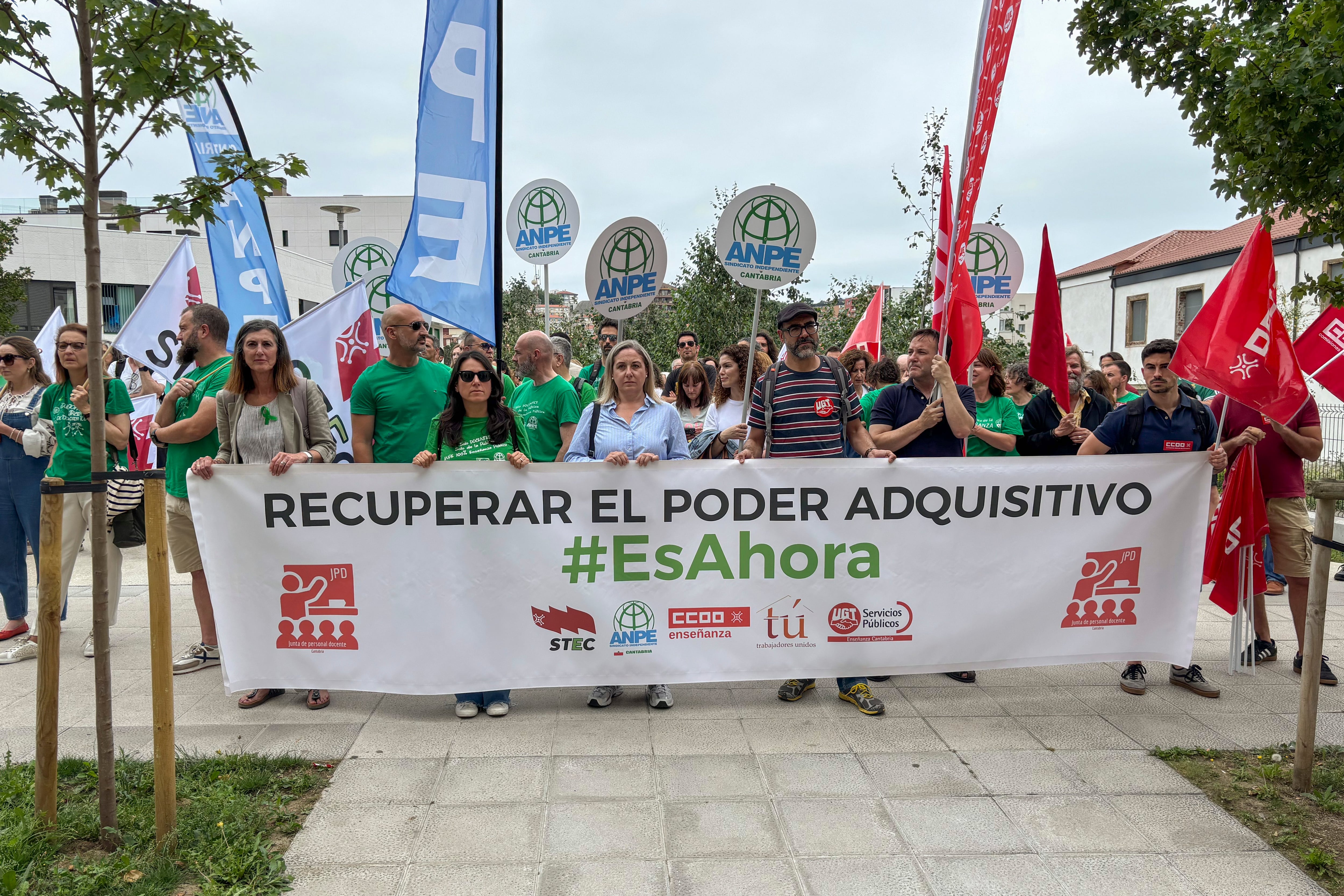 Una de las movilizaciones protagonizadas por los docentes de Cantabria. EFE/ Kike Serrano Mirones