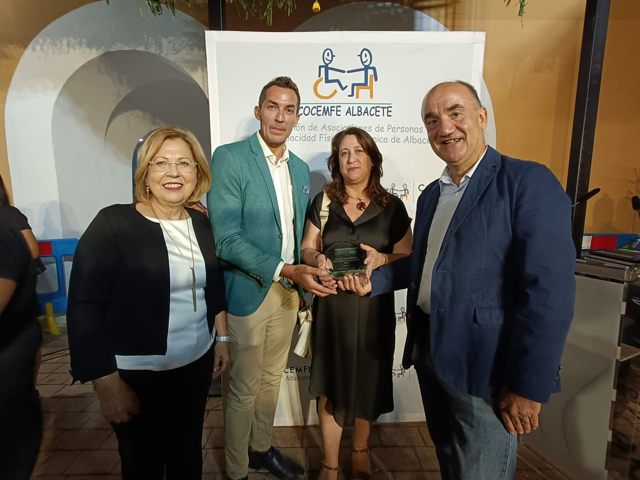 Parte del equipo de gobierno de Villarrobledo recoge el premio a la accesibilidad que entrega COCEMFE. De izquierda a derecha: Cati Haro, Vicepresidenta de COCEMFE Albacete;  José Javier León, concejal de obras; Cristina García, concejala de bienestar social, y Valentín bueno, alcalde de Villarrobledo