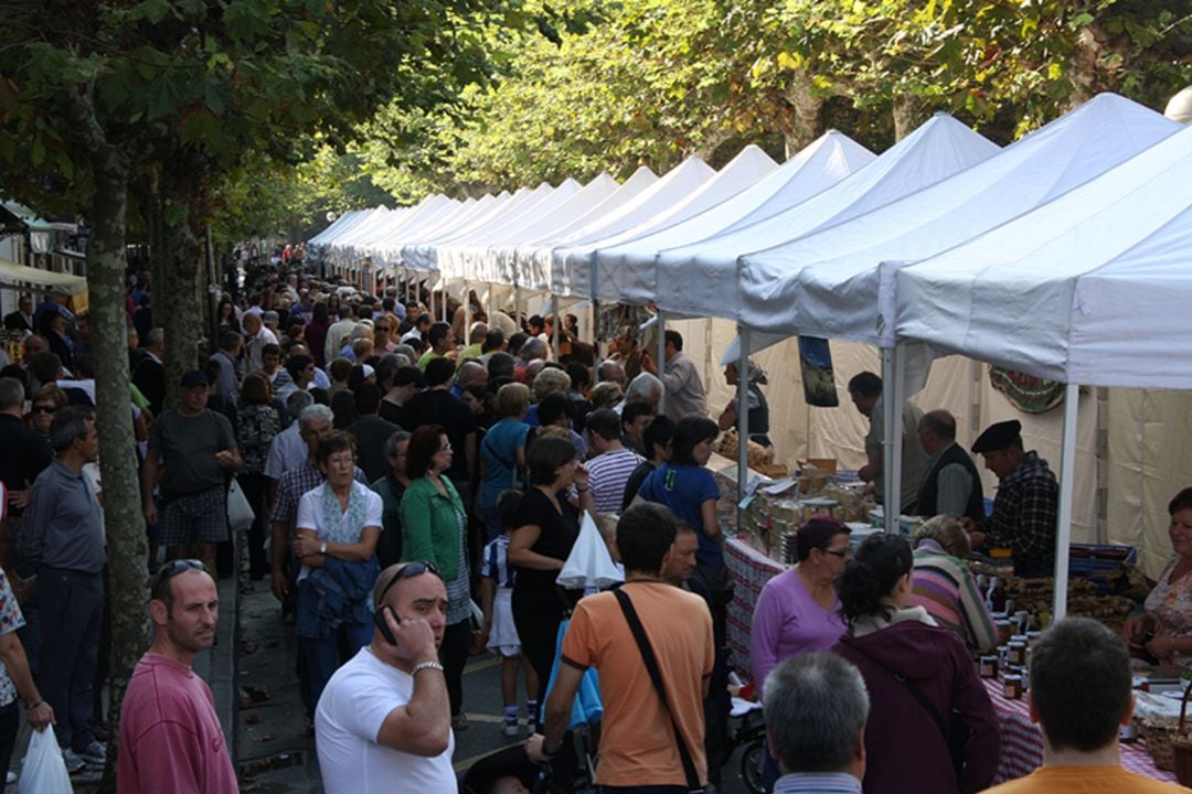 Stands ubicados en la calle San Pedro, entorno a la feria de quesos. 