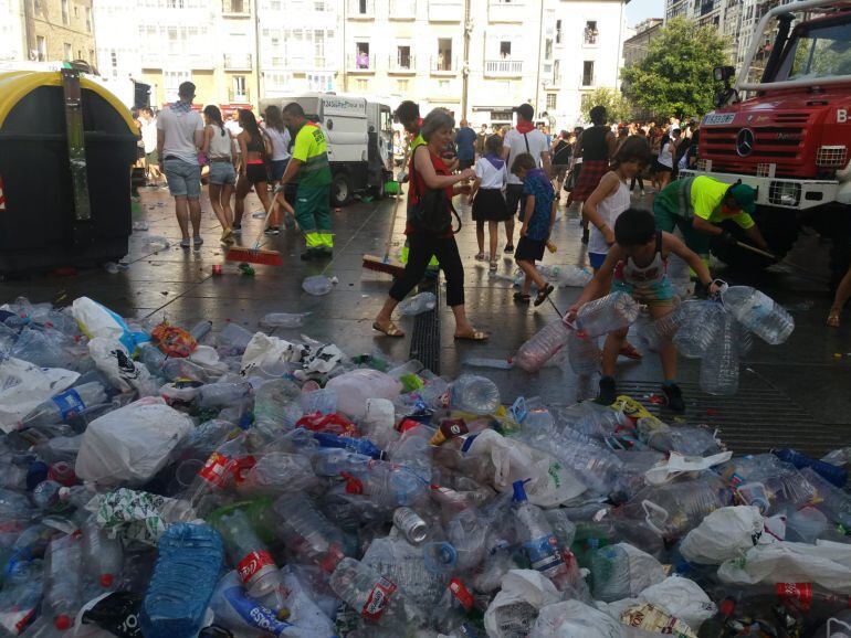 Trabajadores de FCC limpiando la plaza de la Virgen Blanca durante las fiestas de 2018.