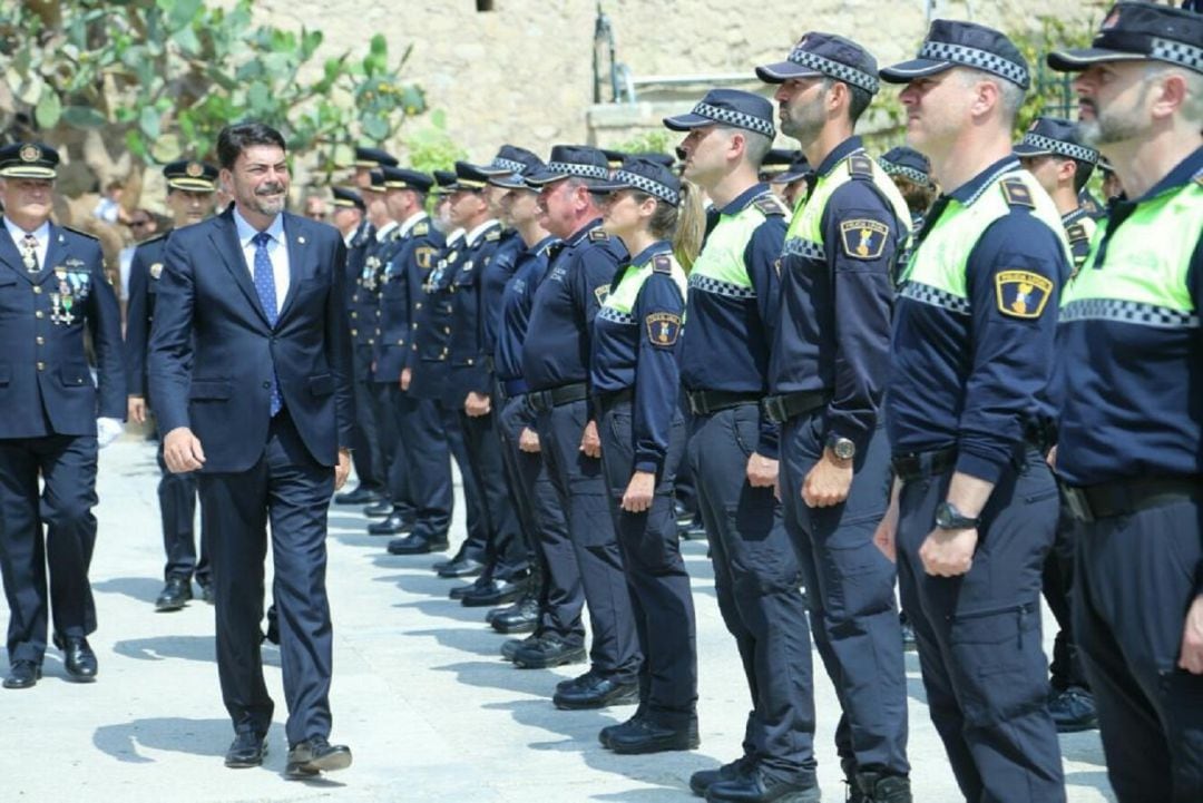 El alcalde de Alicante, Luis Barcala, pasa revista durante el Día de la Policía Local