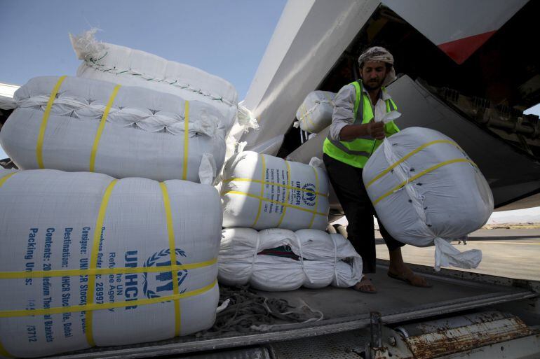 La ayuda humanitaria llega a través del Aeropuerto Internacional de Sanaa.